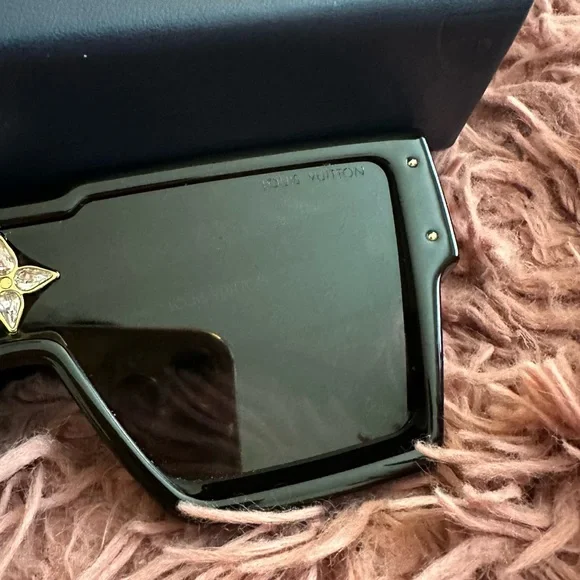 Beautiful Louis Vuitton Cyclone glasses- like new- Unisex